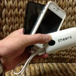 コスパ最強！iPhoneを2回フル充電できる軽量バッテリー「cheeroPowerGrip」超便利な2股ケーブル付きで1,880円！